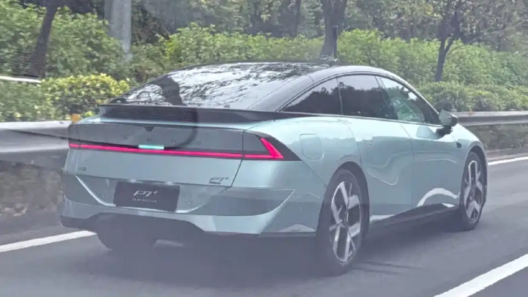 Xpeng P7+ EREV в смелом новом образе — прототип замечен на улице перед запуском в 2026 году