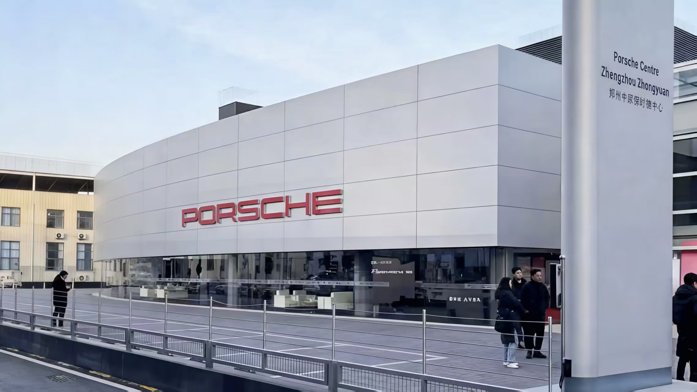 Дилер Porsche под ударом: приостановку продаж сменило расторжение, владельцам блокируют регистрацию