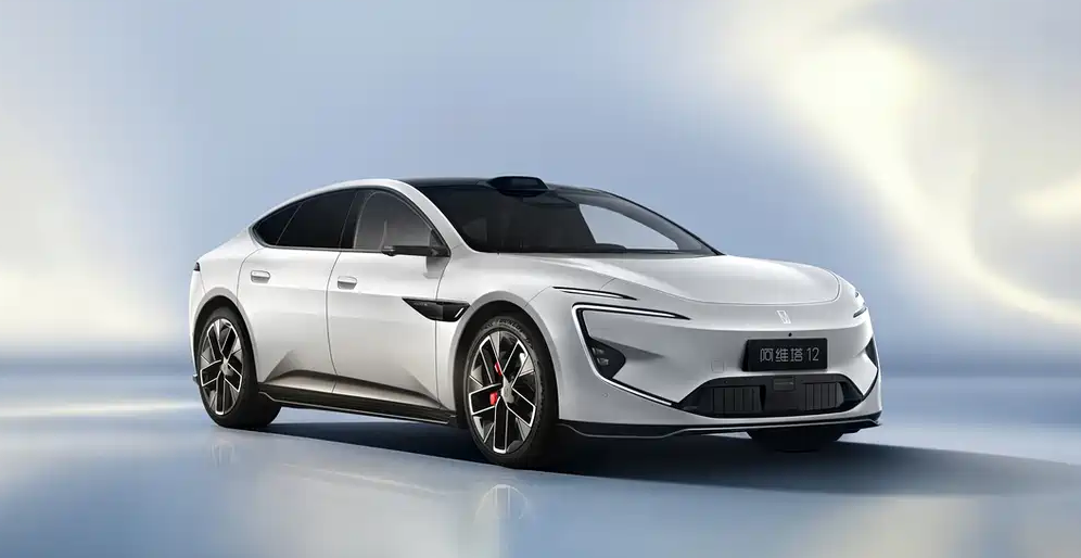 Обновлённый Avatr 12: трёхмоторная мощь до 955 л.с.